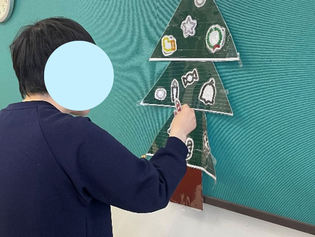 クリスマスツリーの製作物とレクリエーションの様子