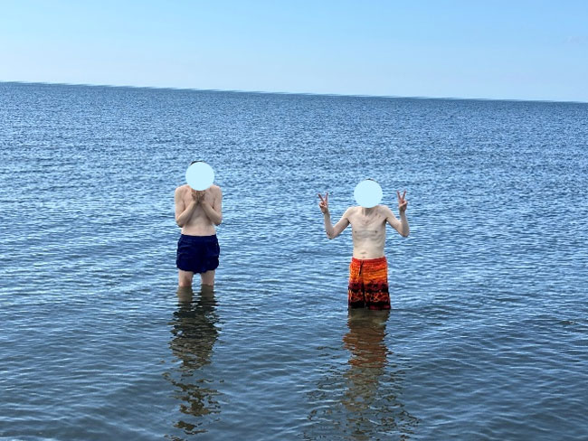 海に入って海水浴を楽しむ様子
