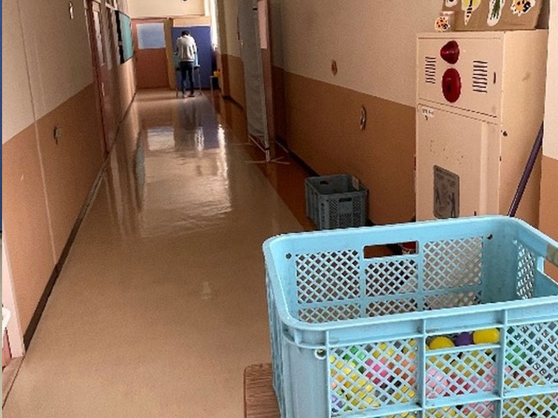 ボール運動をおこなう廊下の様子