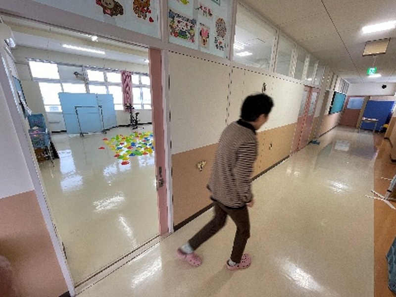 廊下を歩く利用者さんの様子