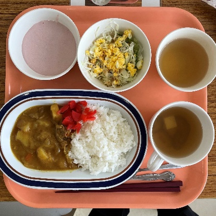 ポークカレー・スープ・卵サラダ・フルーチェの昼食トレイ