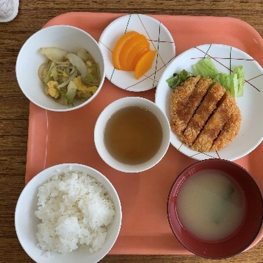 ごはん・味噌汁・ハムカツ・キャベツと卵炒め・くだものの昼食トレイ