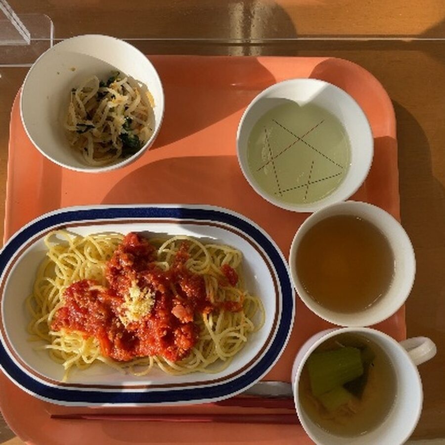 ミートスパゲティ・スープ・モヤシののりあえ・ゼリーの昼食トレイ
