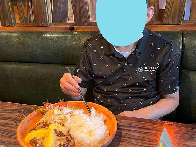 ランチ外出でお店で食事をする様子