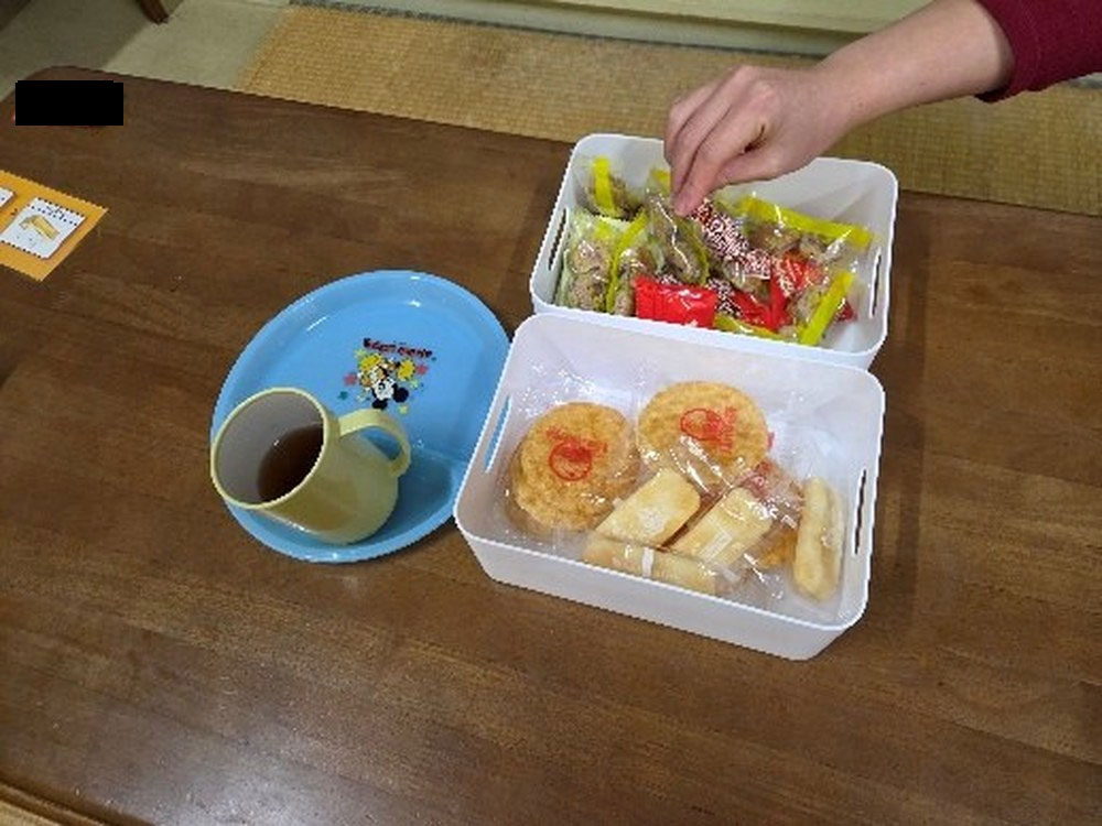 お菓子と昼食の準備の様子